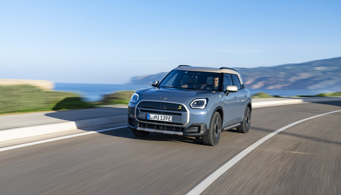 HET OORDEEL VAN DE PERS.